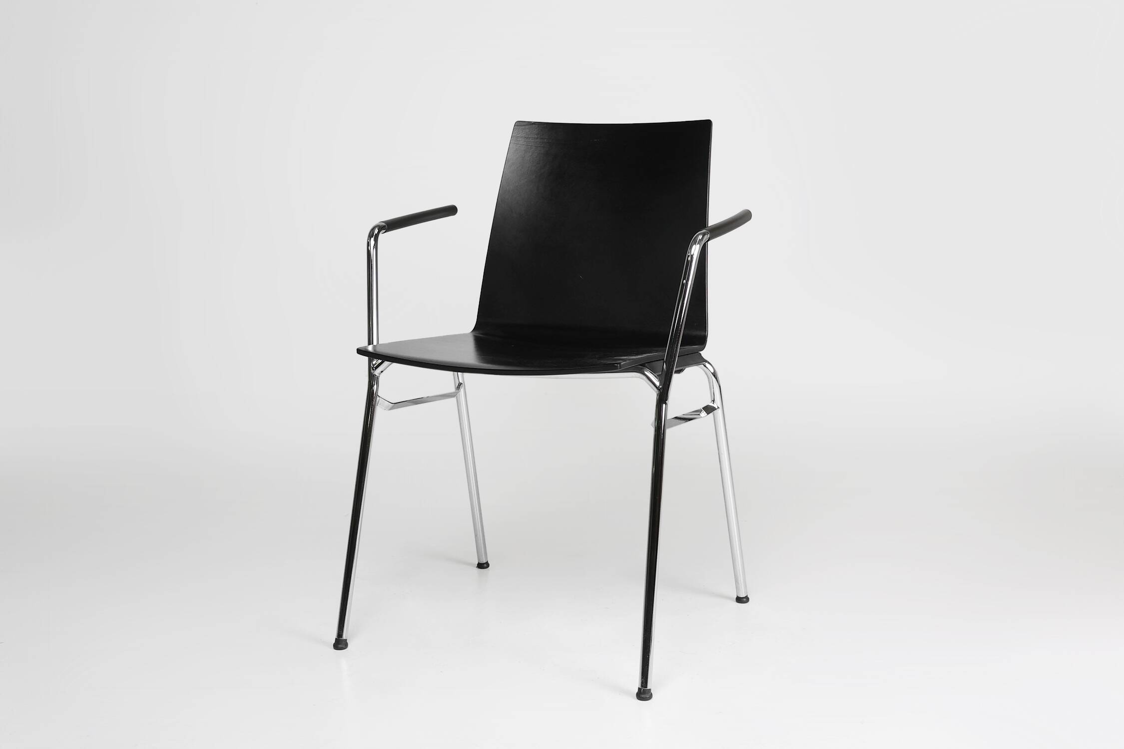 Chaise design moderne noire du milieu du siècle avec accoudoirs, Belgique