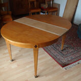 Expandable round table with 3 extension cords