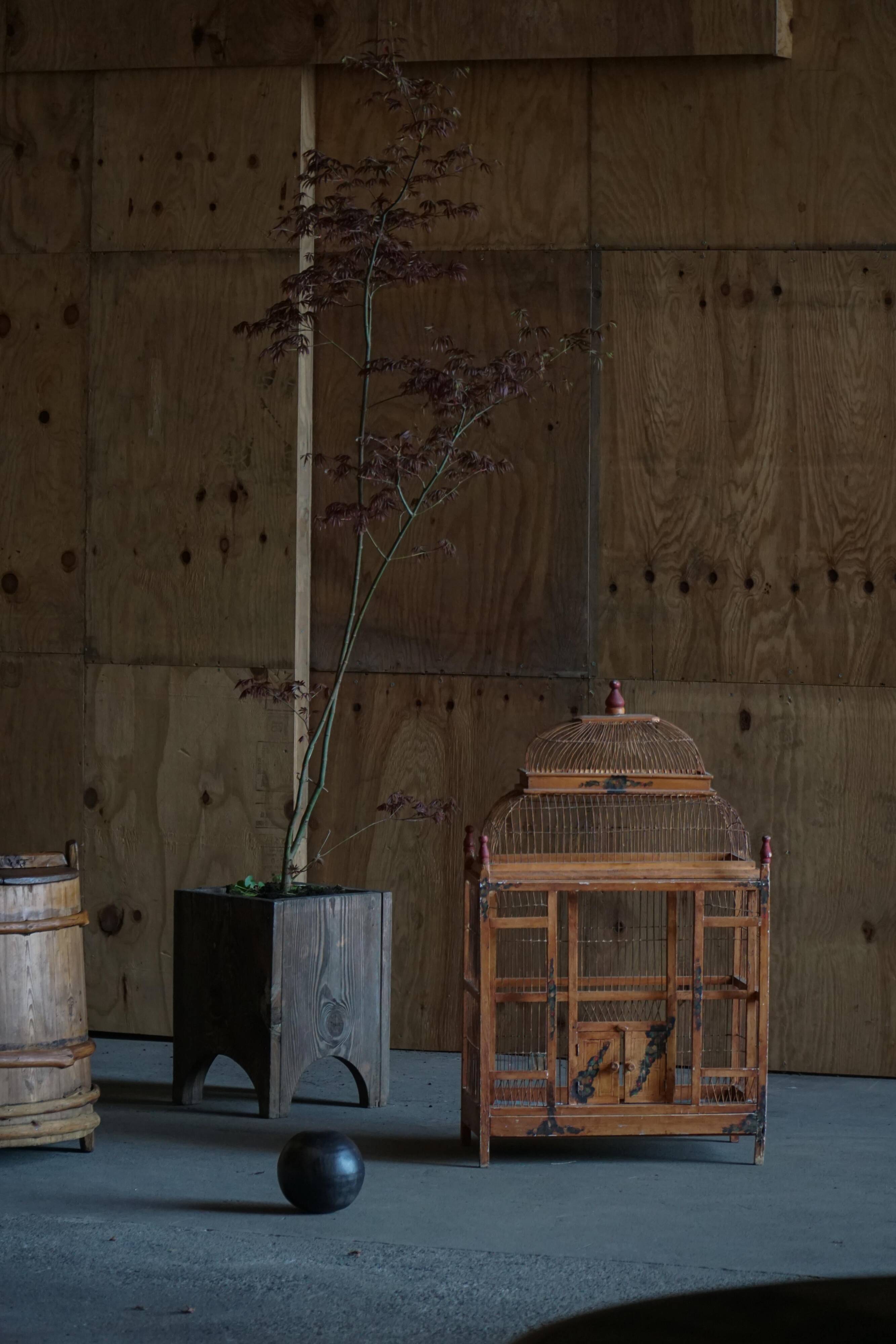 Cage à oiseaux décorative en bois peint chinois, début du 20e siècle, années 1930