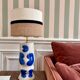 Paire de lampes "Initiale" SPOT x ATOME en céramique - 2026 (Bleu roi)