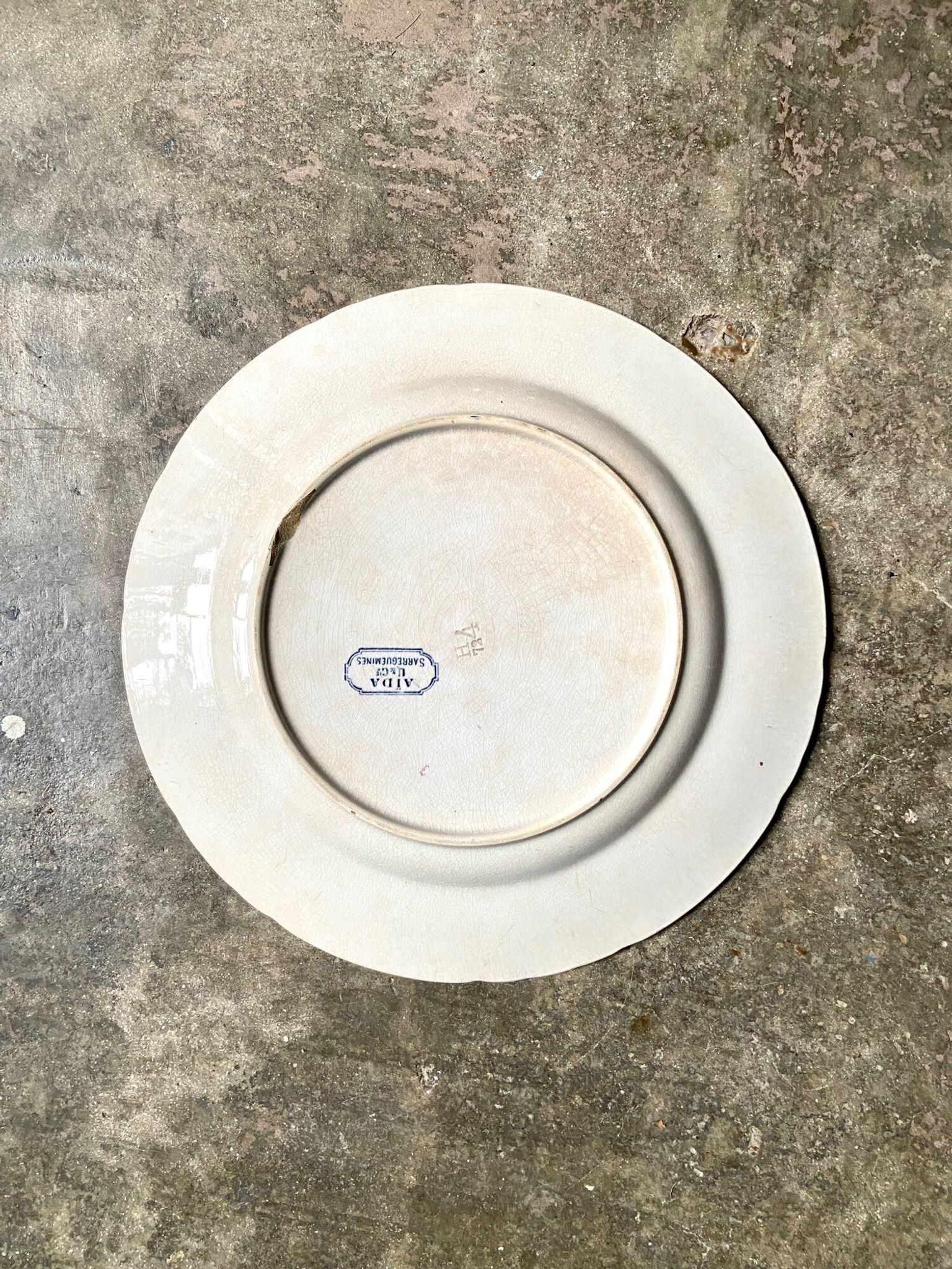 Sarreguemines round dish in white and blue iron earth, “Aïda” service