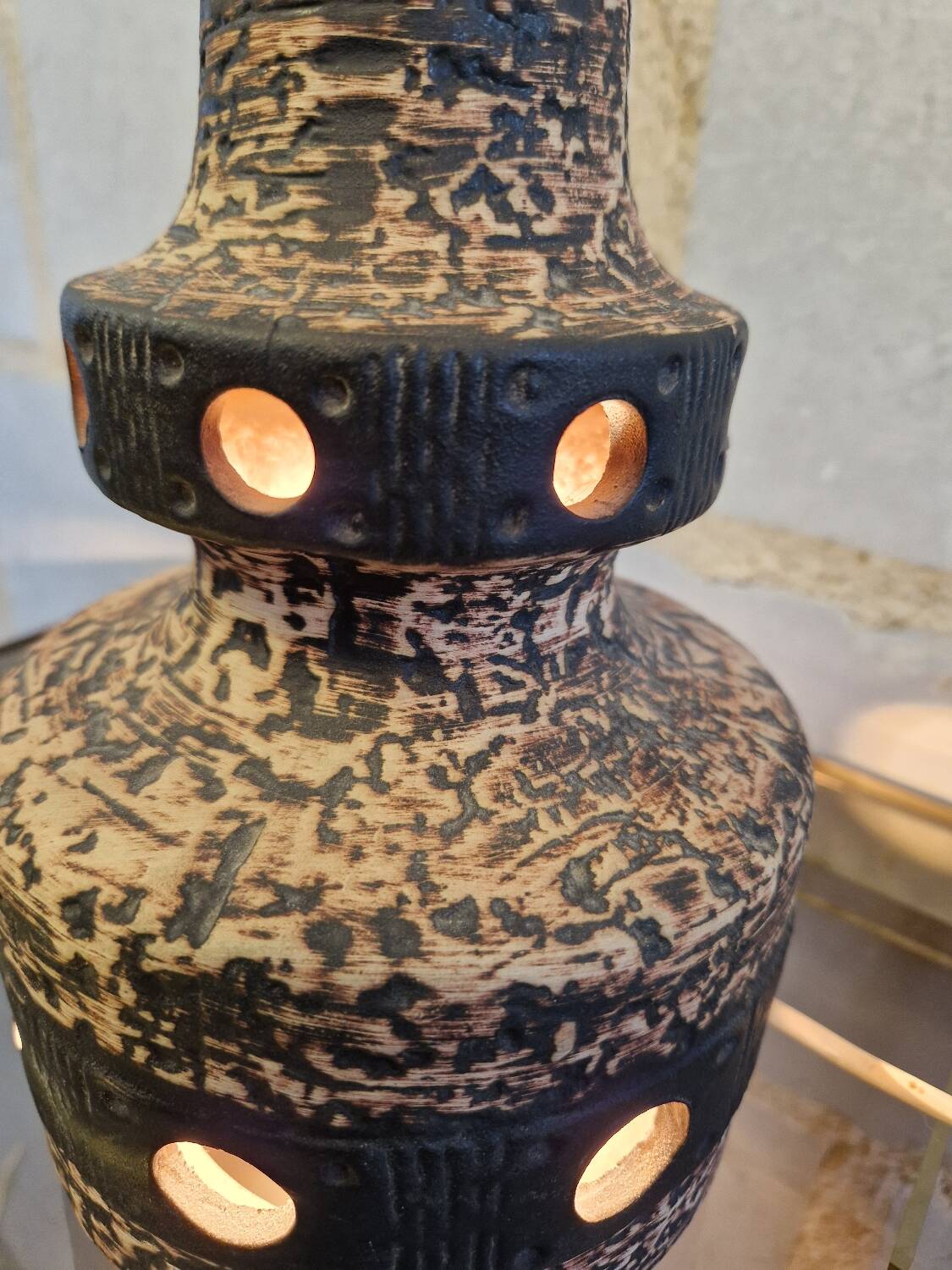 Ceramic lamp with openwork design and double lighting