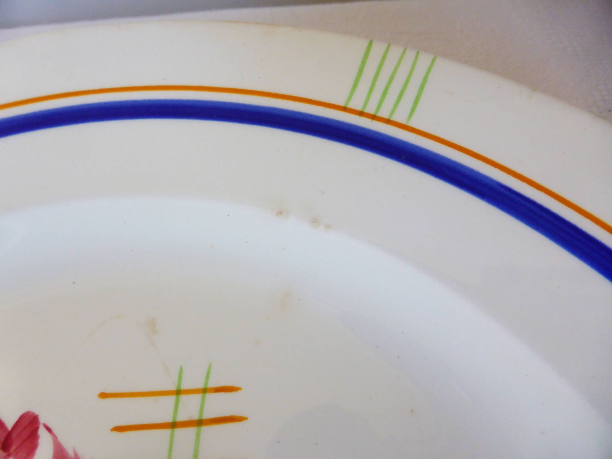 Vintage round serving dish from Gien, model Robinson 2106119.