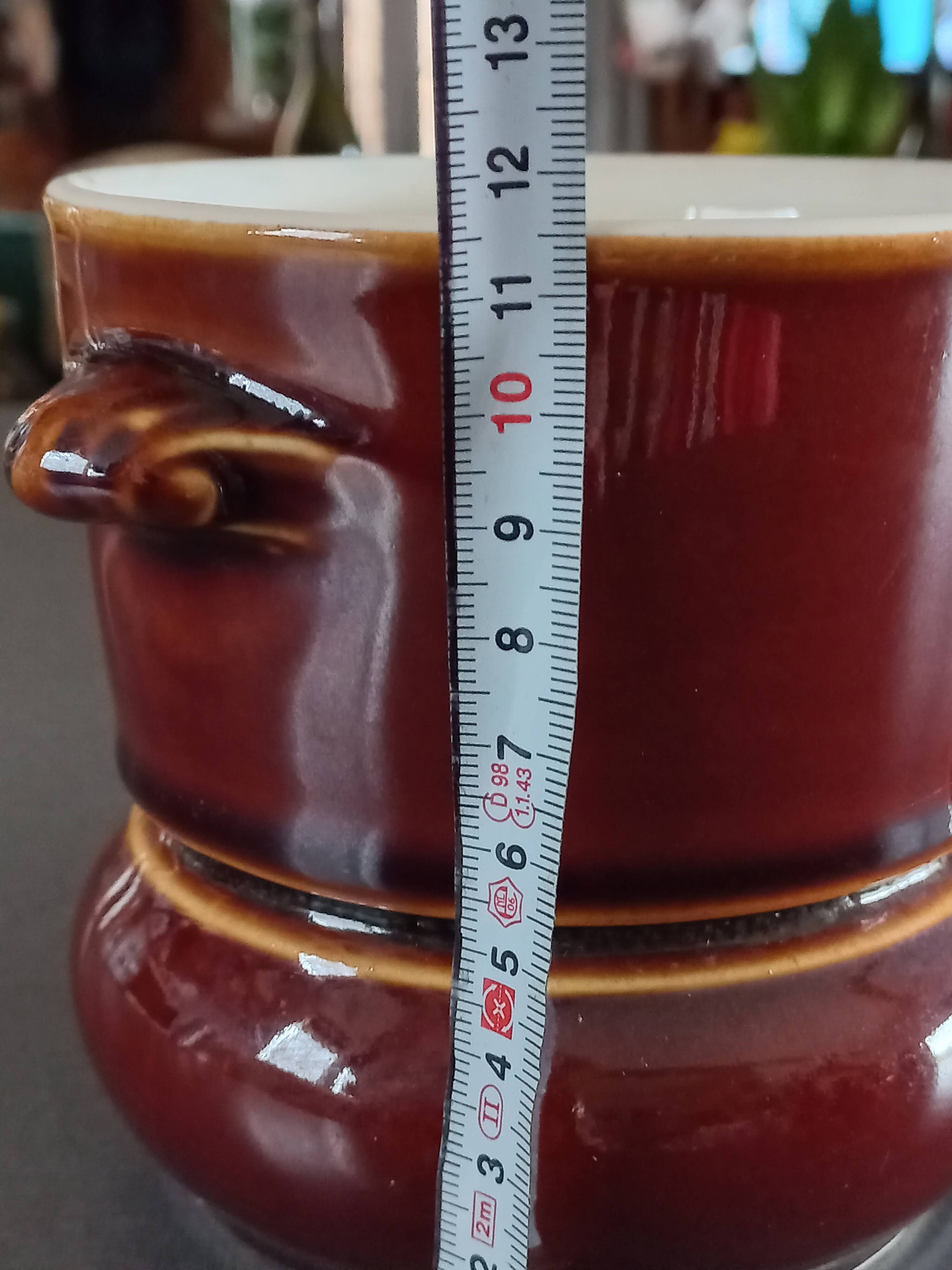 Stoneware pot with lid