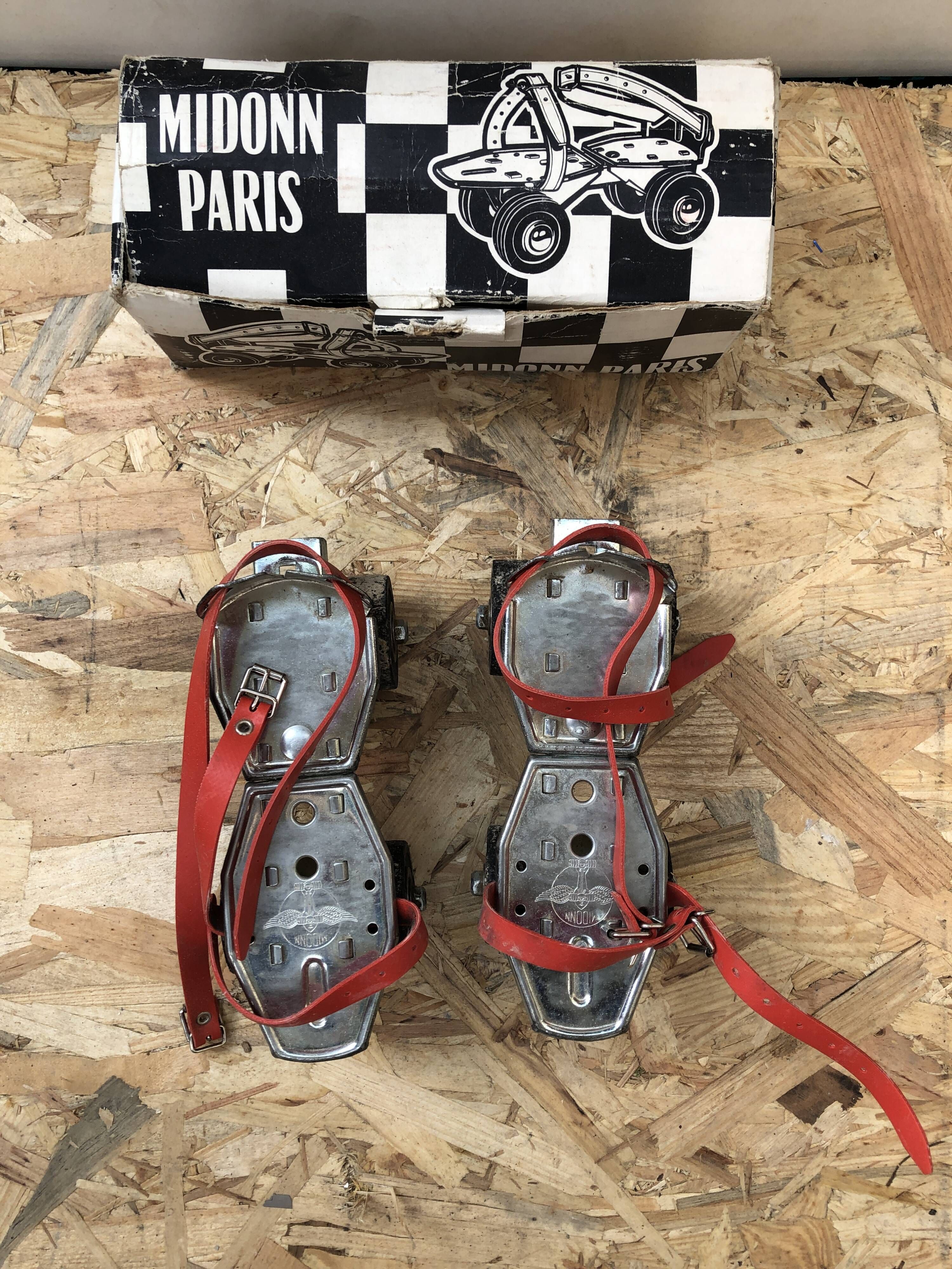 Old pair of roller skates midonn metal