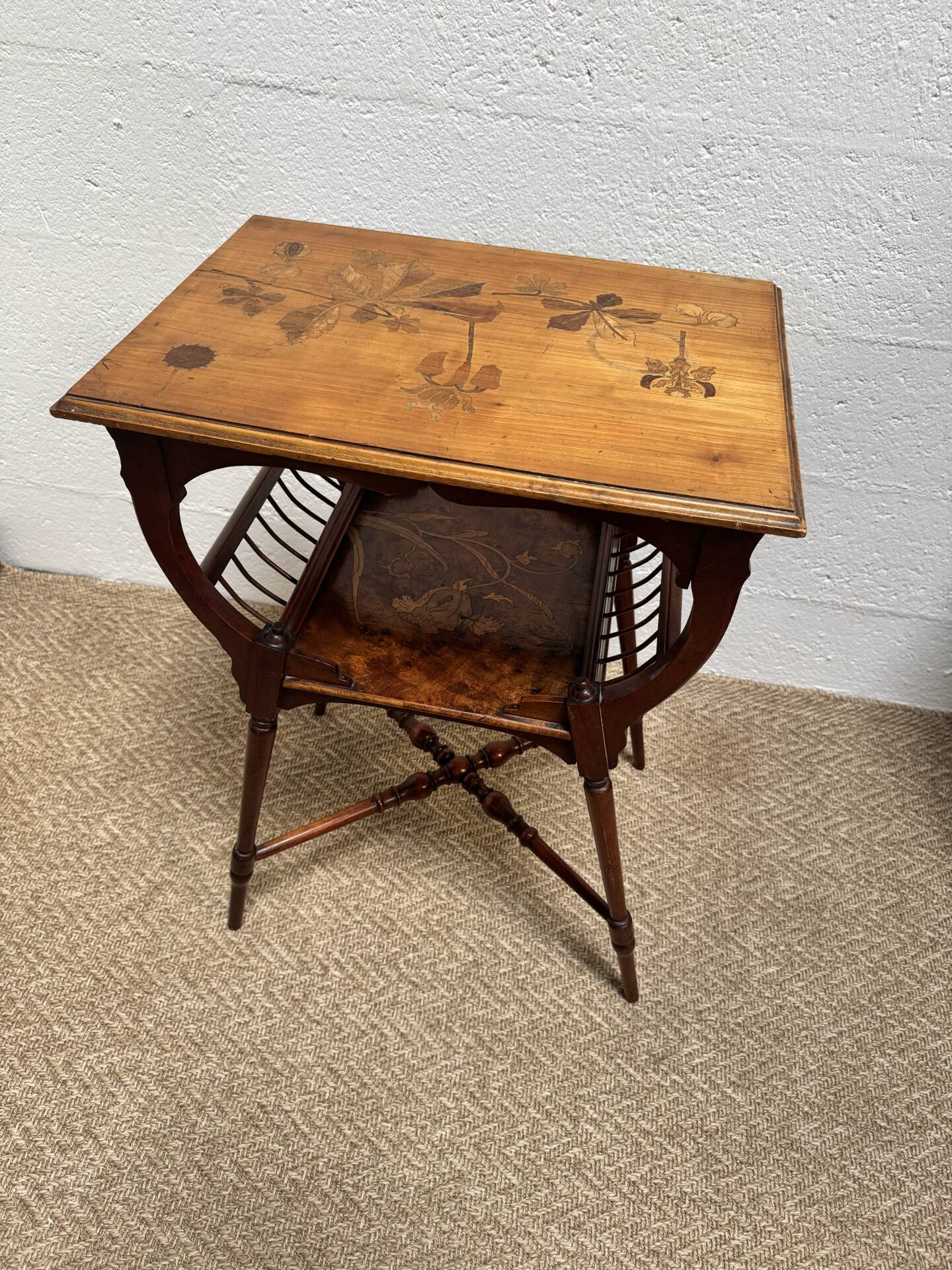 Table d’appoint / Lecture Style Esthétique Victorien, marqueterie 1880