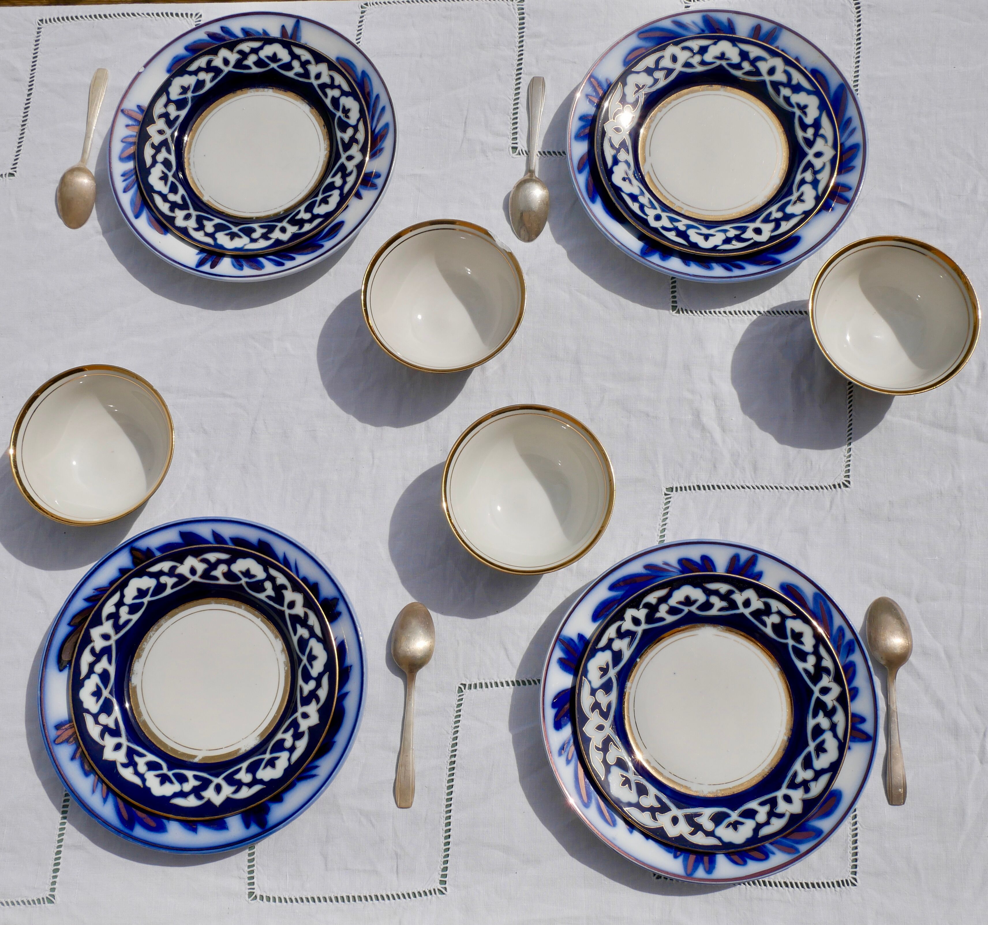 4 assiettes anciennes de Sarreguemines opaques