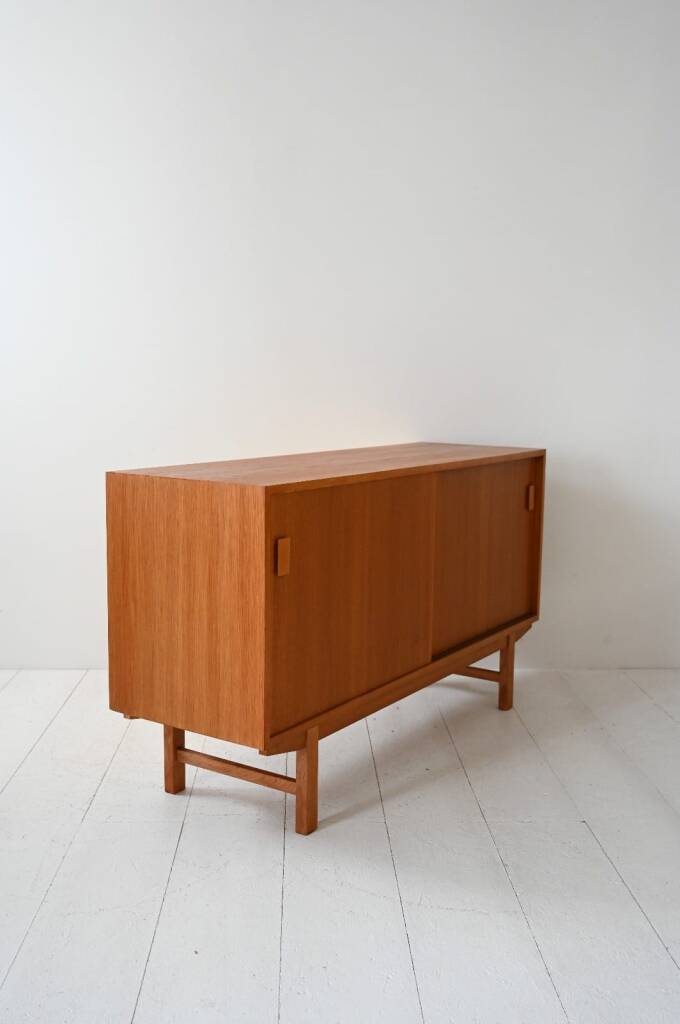 Buffet danois avec portes coulissantes, étagères et tiroir intérieur. Danemark, années 1970.