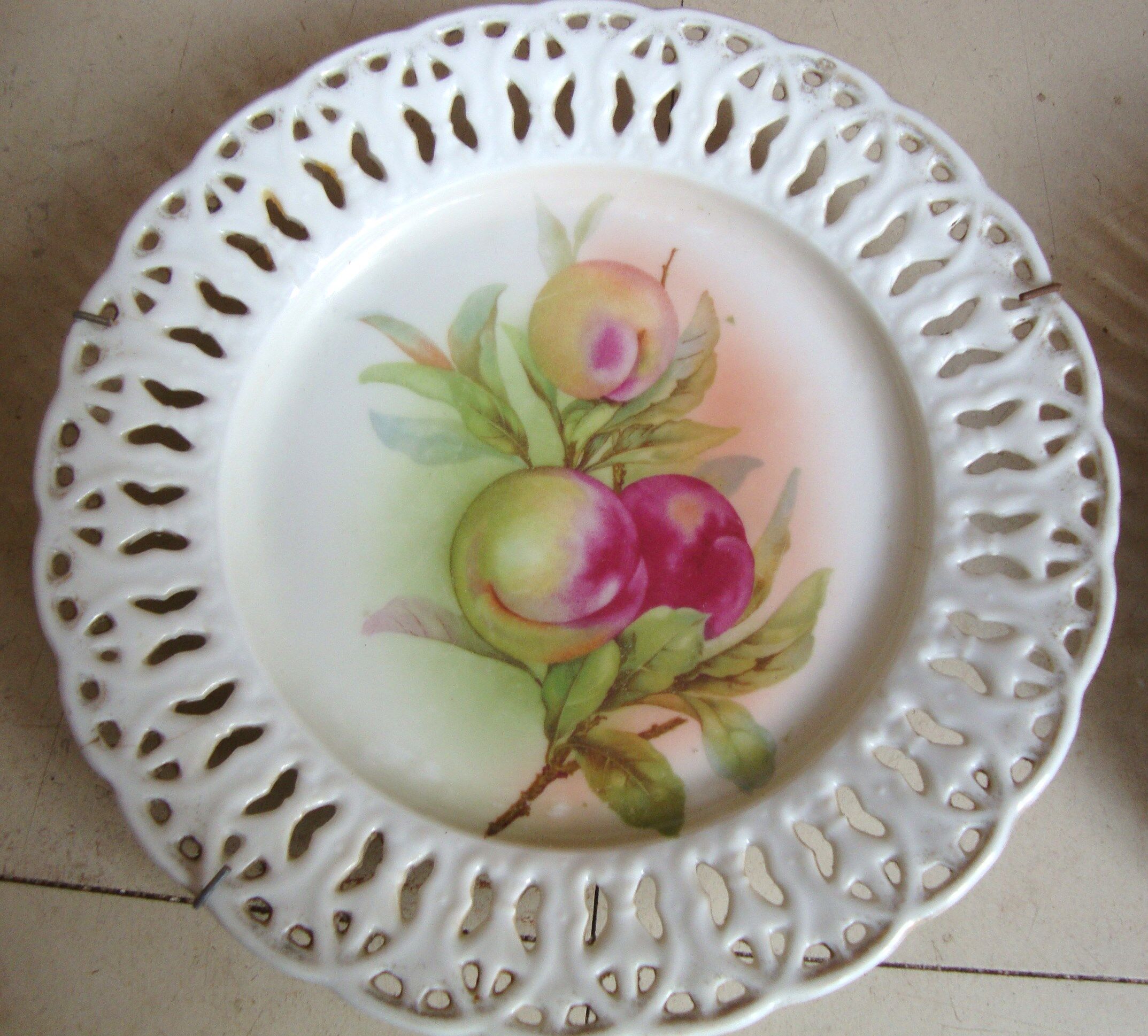 2 Assiettes décoratives à rebord ajourés