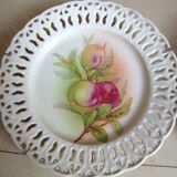 2 Decorative plates with openwork rim