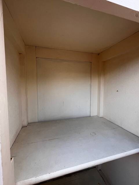 White 2-door bonnet cabinet