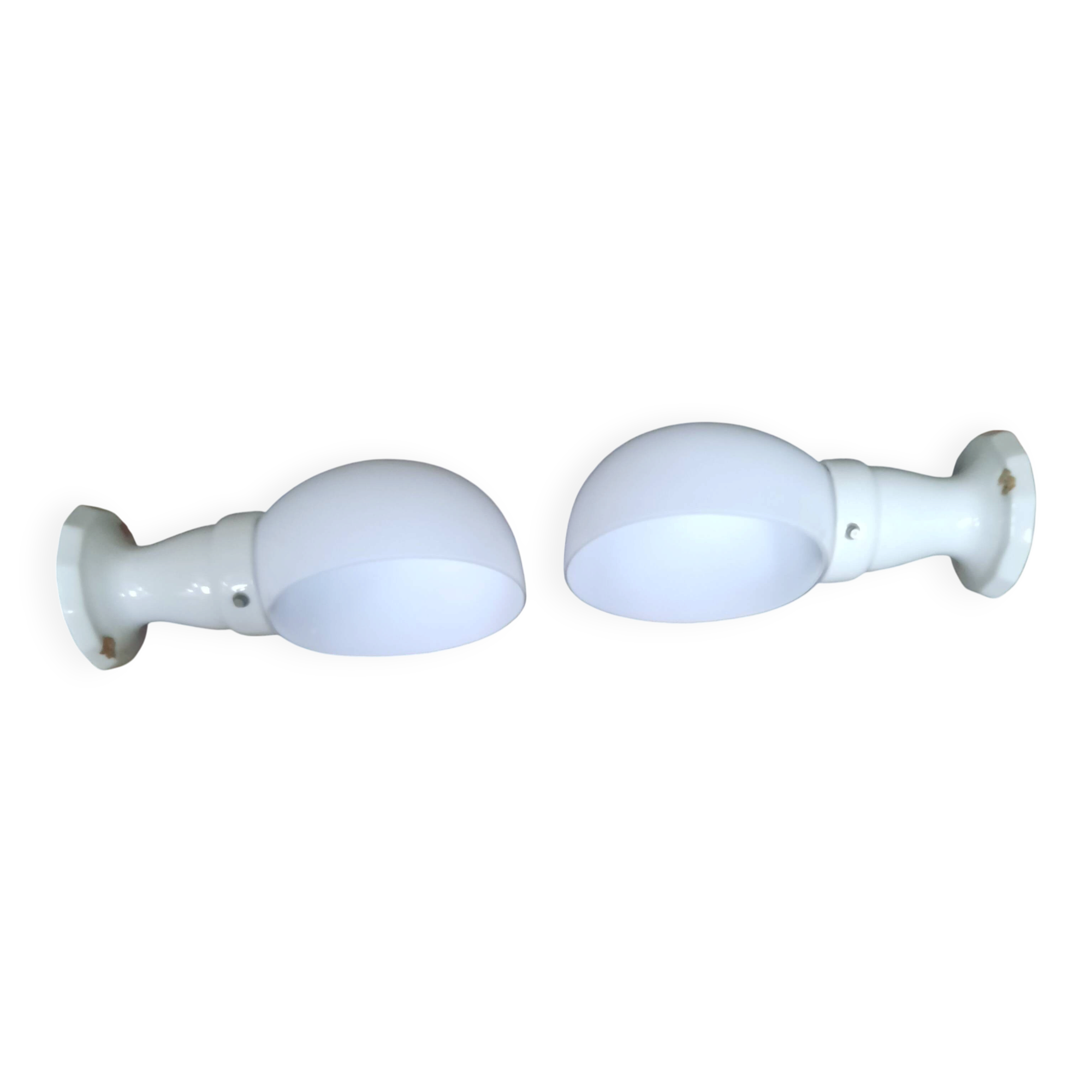 Pair of wall lights from the 1950s in porcelain.