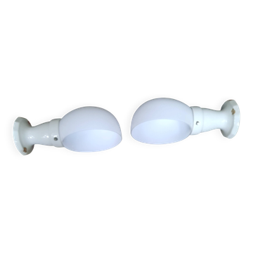 Pair of wall lights from the 1950s in porcelain.