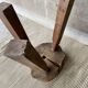Tabouret brutaliste tripode
