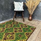Tapis vert et jaune fait à la main avec de délicates fleurs colorées