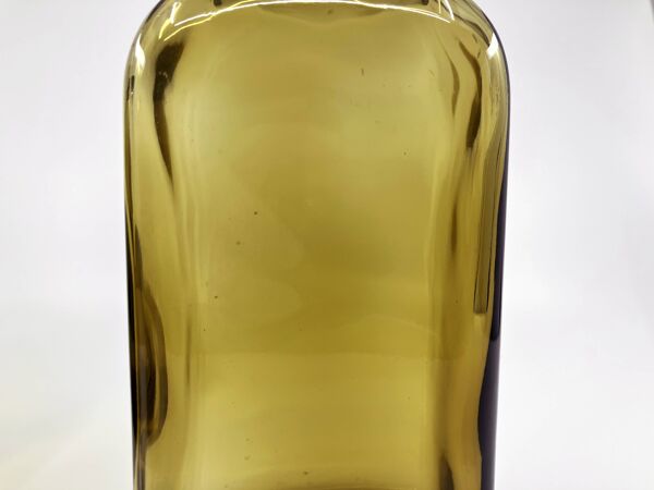 3 bouteilles de pharmacie en verre ambré moulé • bouchons bakélite • 1950
