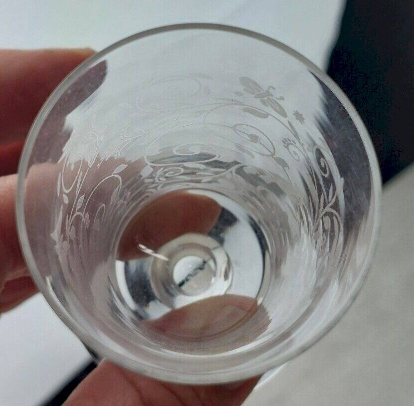 Antique small alcohol glass, Jeddah decor, in Baccarat crystal, signed