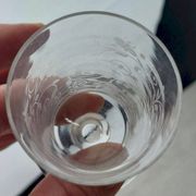 Ancien petit verre à alcool, décor Djeddah, en cristal de Baccarat, signé