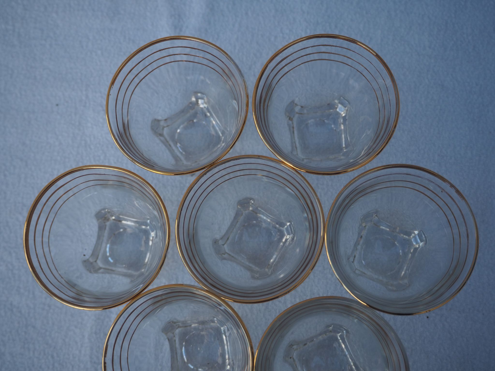 Golden liqueur service from the 1950s-1960s and its 12 glasses.