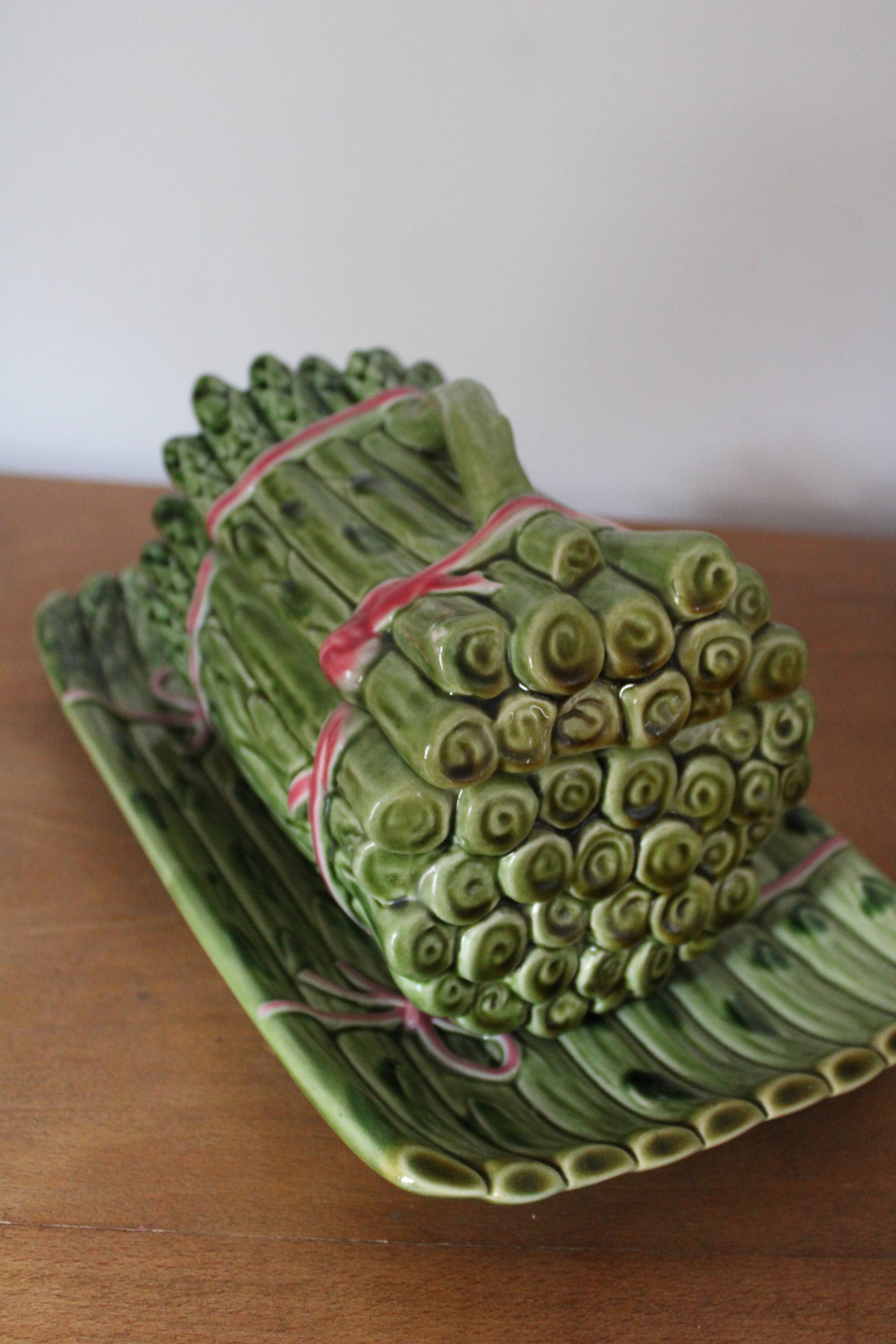 Saucer in the shape of asparagus