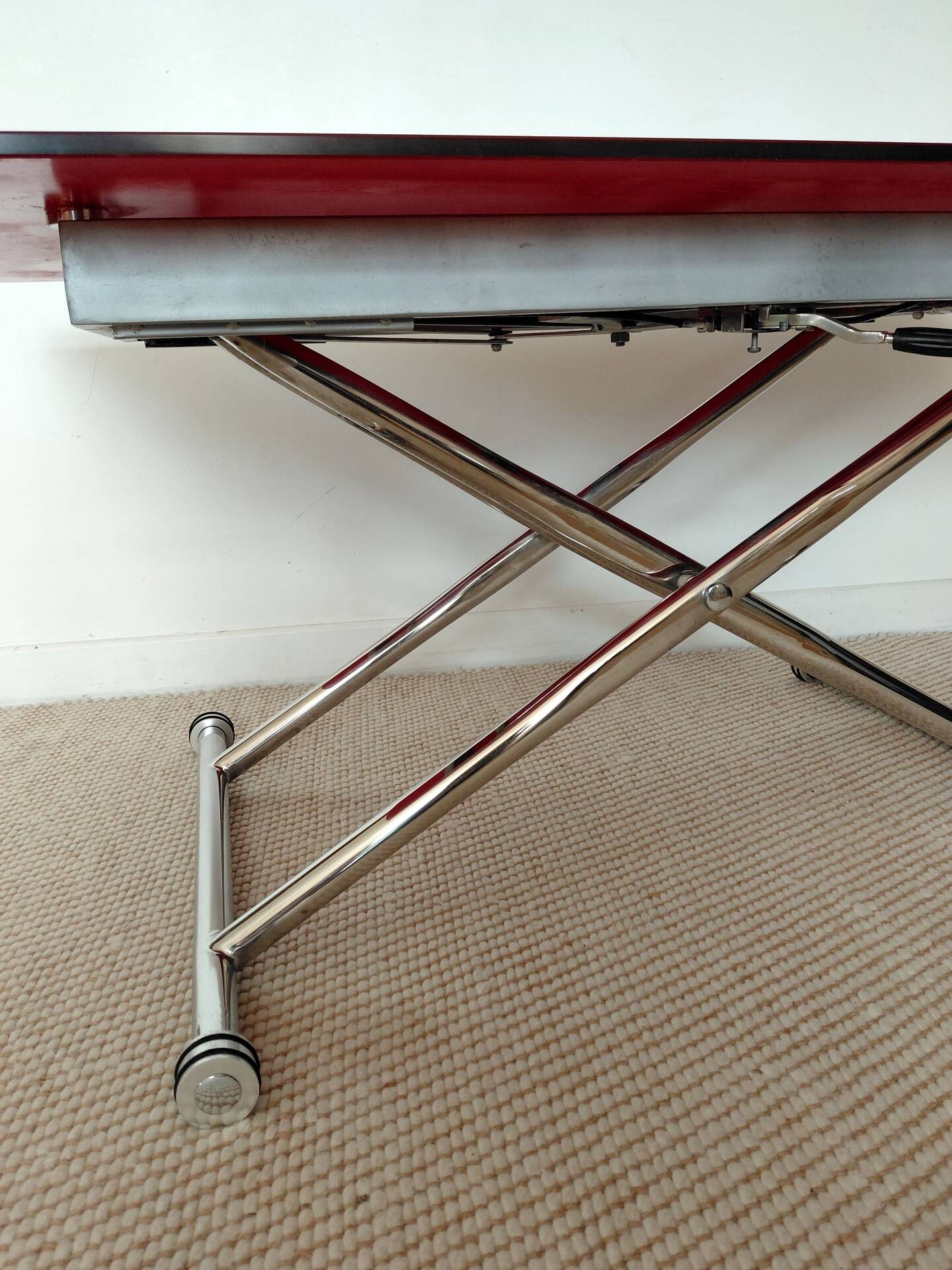 Table relevable vintage verre rouge et chrome-design 1970/1980