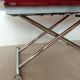 Table relevable vintage verre rouge et chrome-design 1970/1980