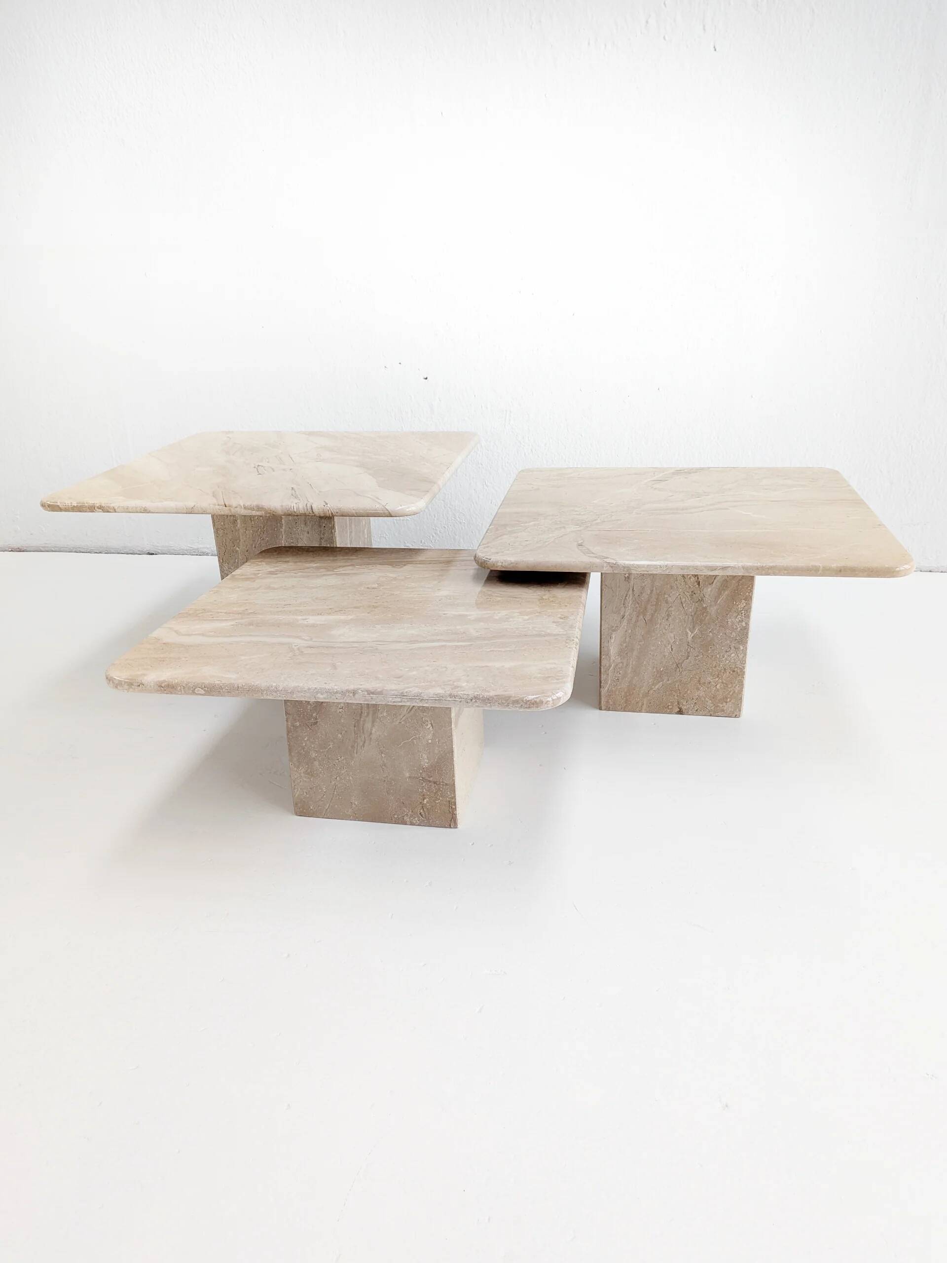 Ensemble de 3 tables gigognes en marbre Corallo beige, années 1970