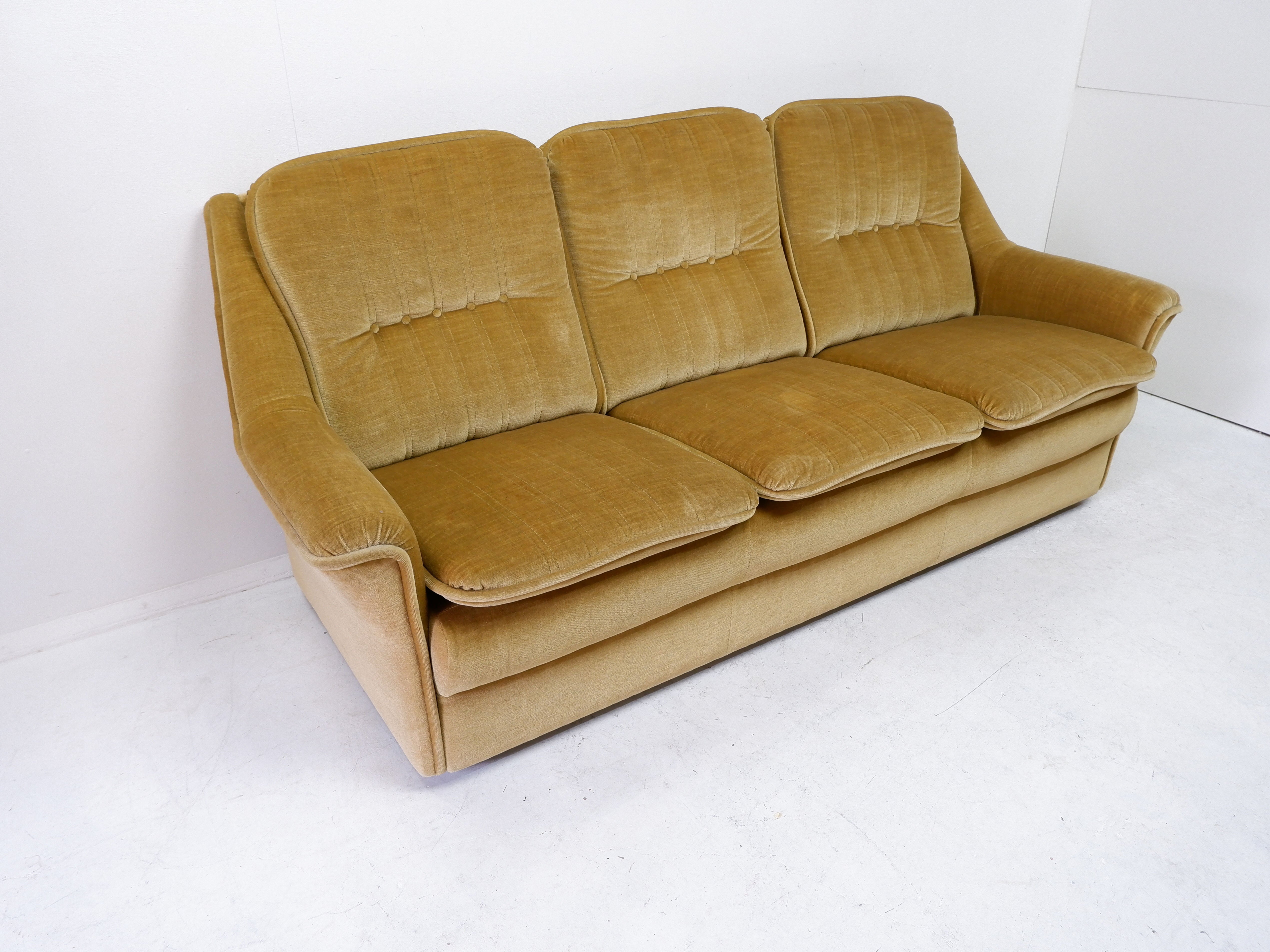 Vintage sofa yellow/gold 1970s