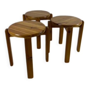 Trio de tabourets en pin massif, années 70