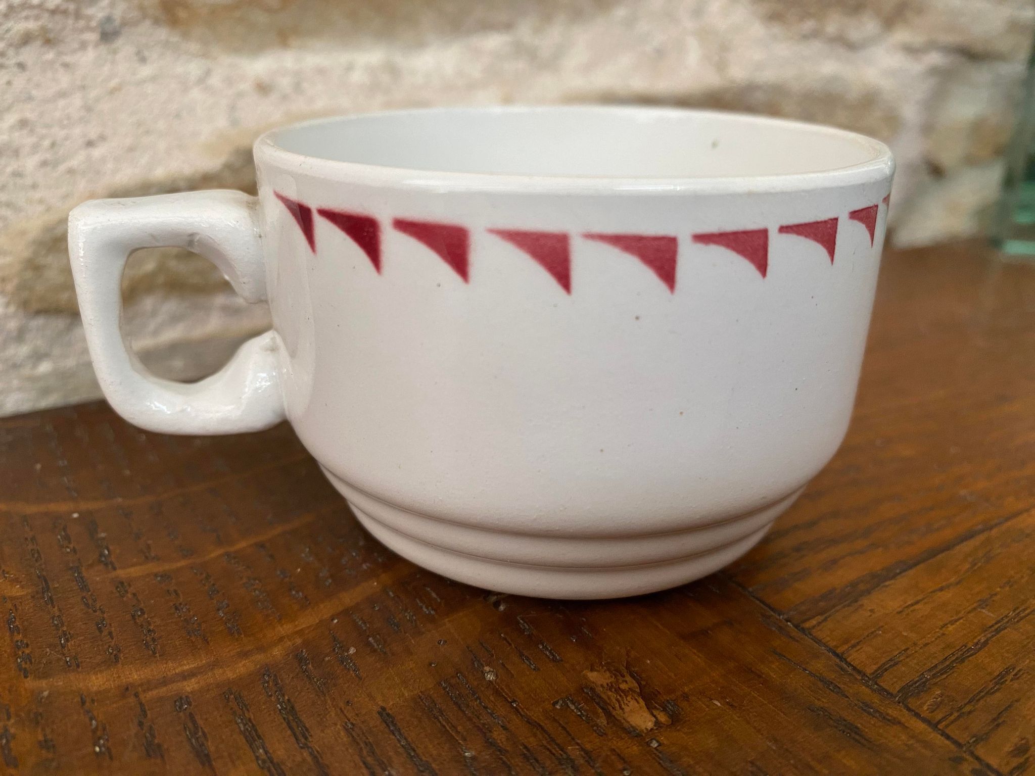 Tasse Café Mars décor rose bordeaux et liséré triangles bordeaux