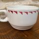 Tasse Café Mars décor rose bordeaux et liséré triangles bordeaux