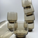 Huit verres à eau en verre fumé