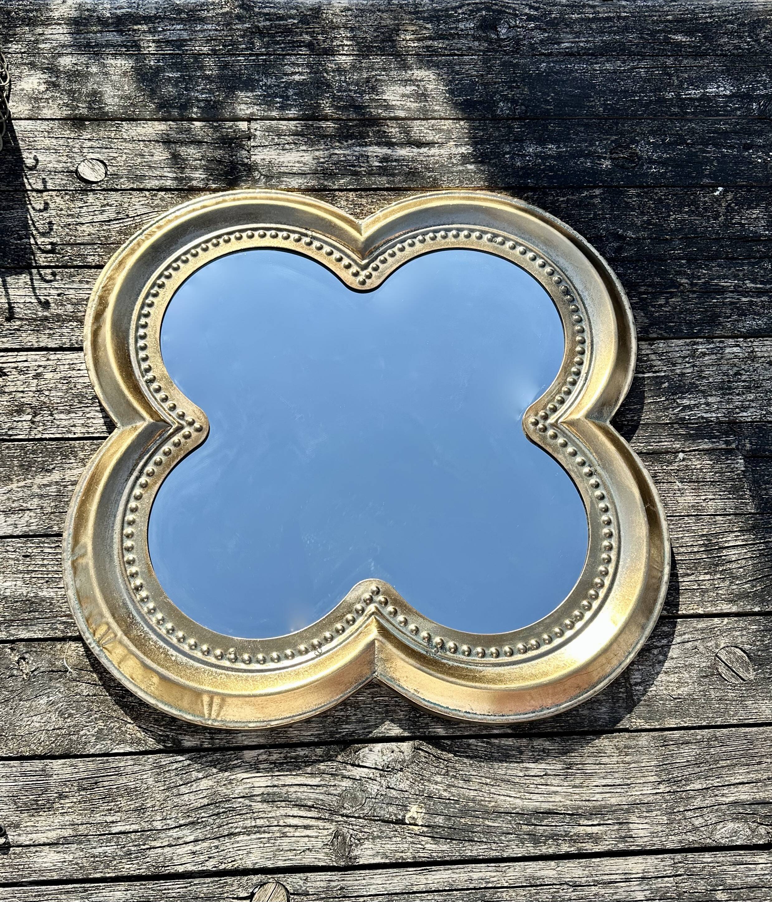 Miroir trèfle en métal doré patiné Diam 66 cm