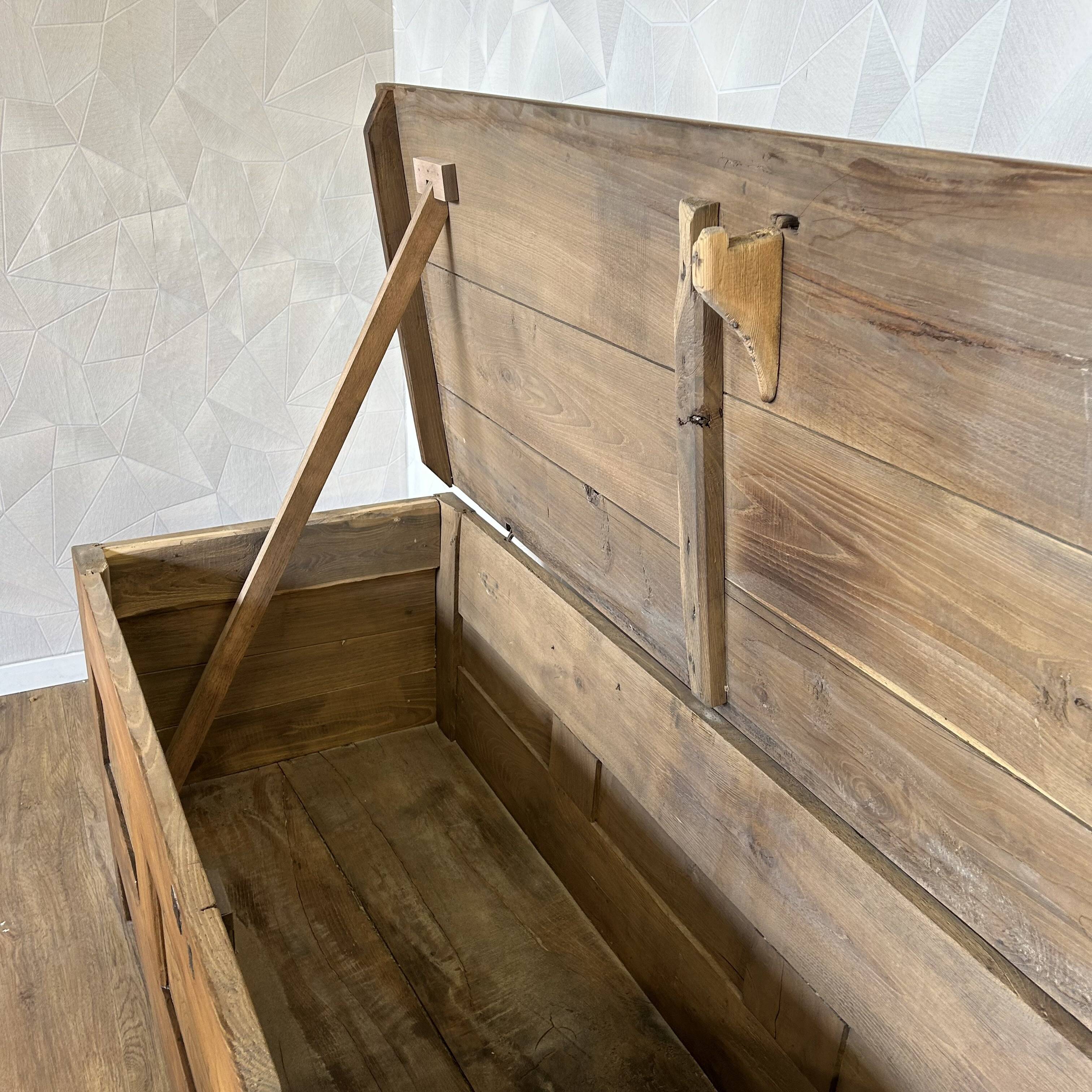 Chest in solid stripped oak