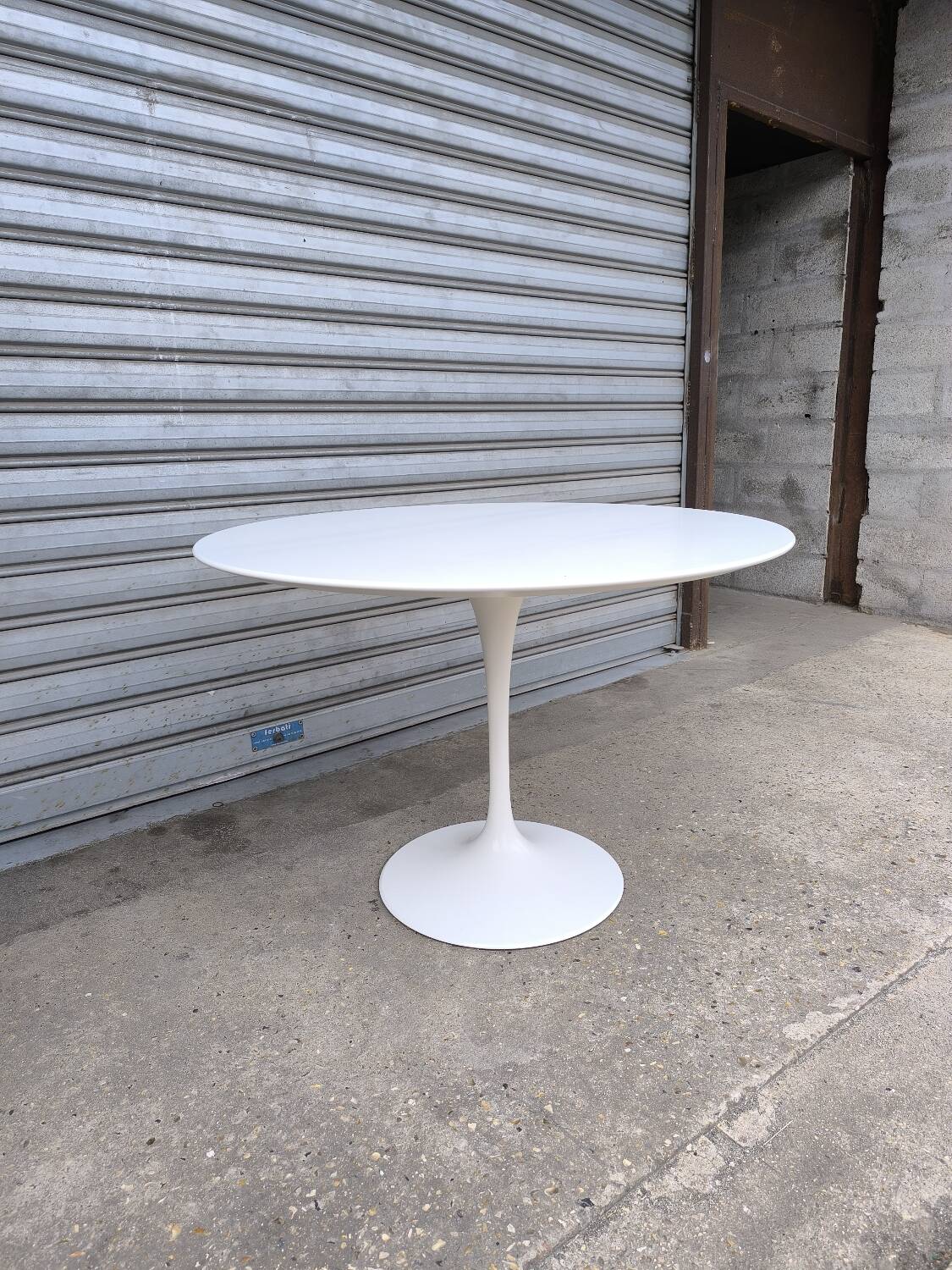 Knoll table by Eero Saarinen
