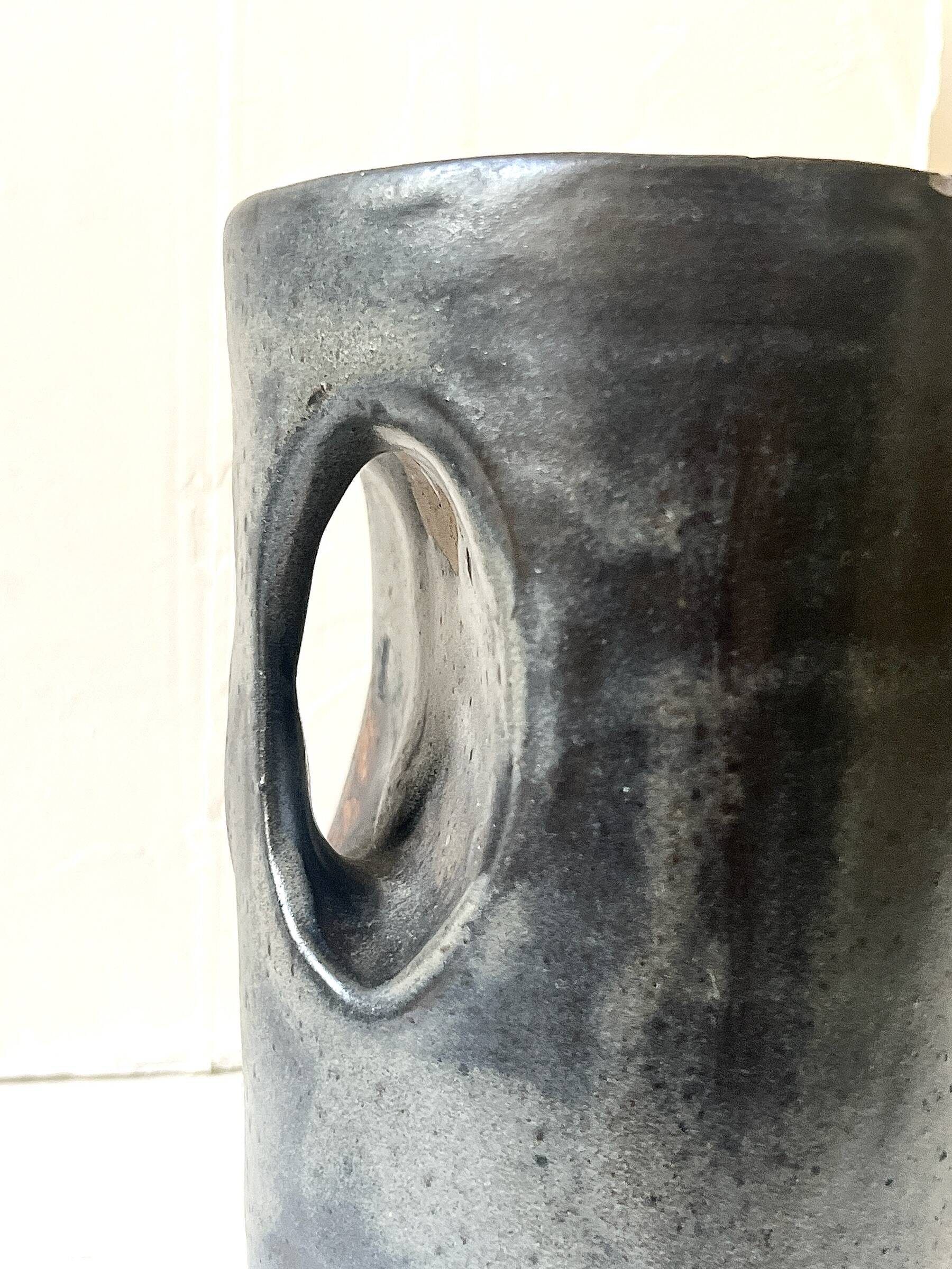 Vase design et sculptural en gres noir bleuté, Goron Vivien