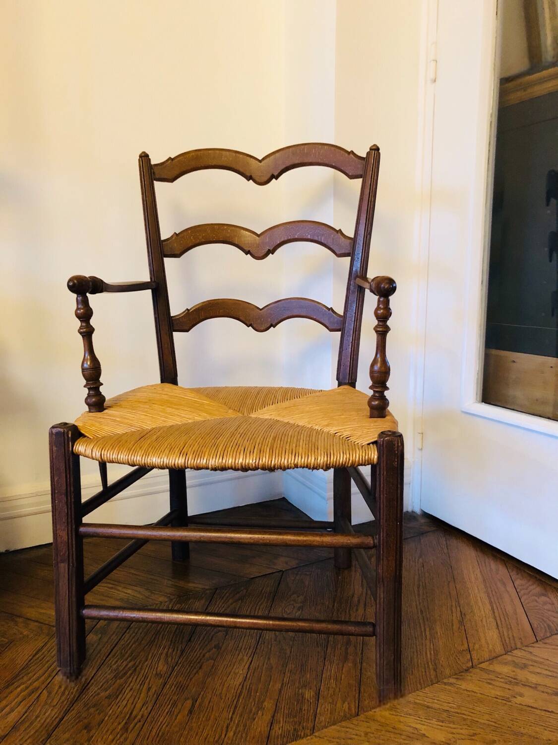 Antique Provencal armchair in wood and straw