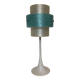 lampe vintage à pied tulipe en aluminium laqué blanc et abat jour en perspex. Marque Aluminor