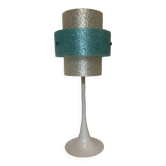 lampe vintage à pied tulipe en aluminium laqué blanc et abat jour en perspex. Marque Aluminor
