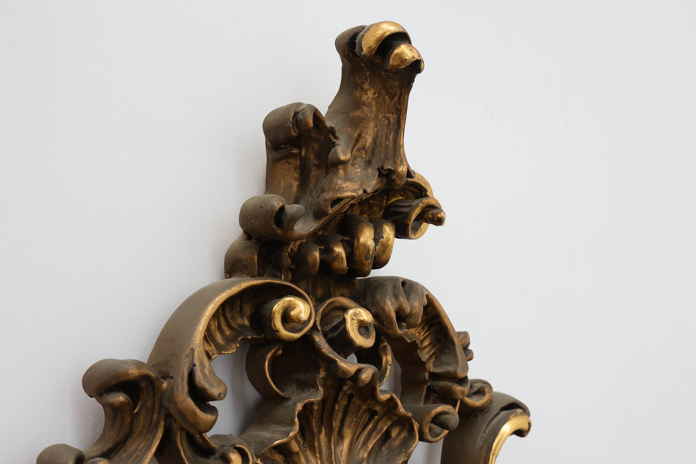Grand miroir en bois doré de style rococo, Belgique, 20e siècle
