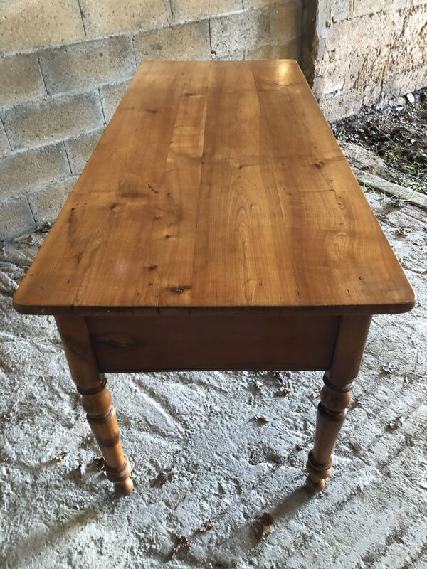 Table / bureau de style Louis Philippe à 3 tiroirs en cerisier massif et piétement tourné