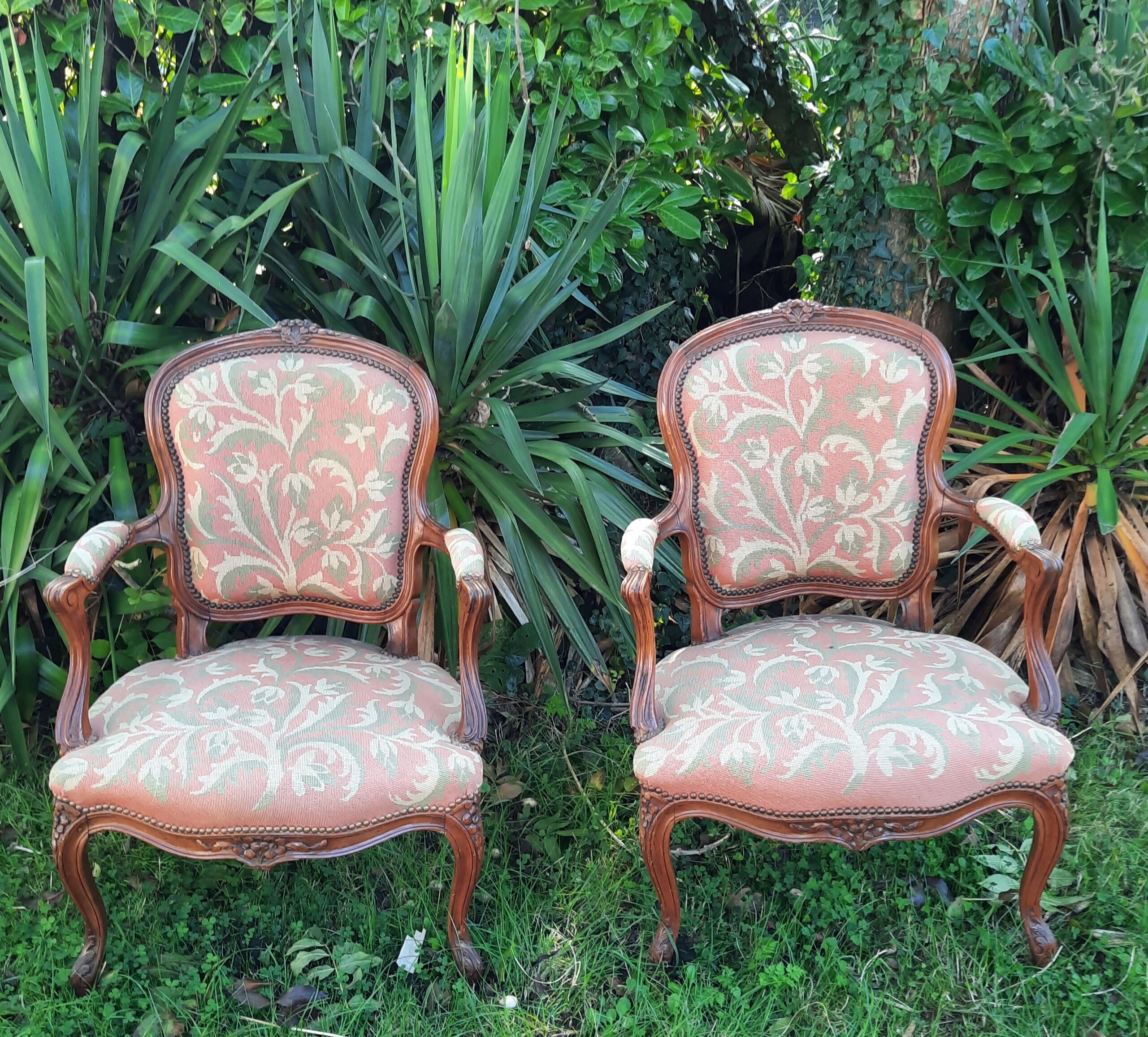 Paire de fauteuils style Louis XV