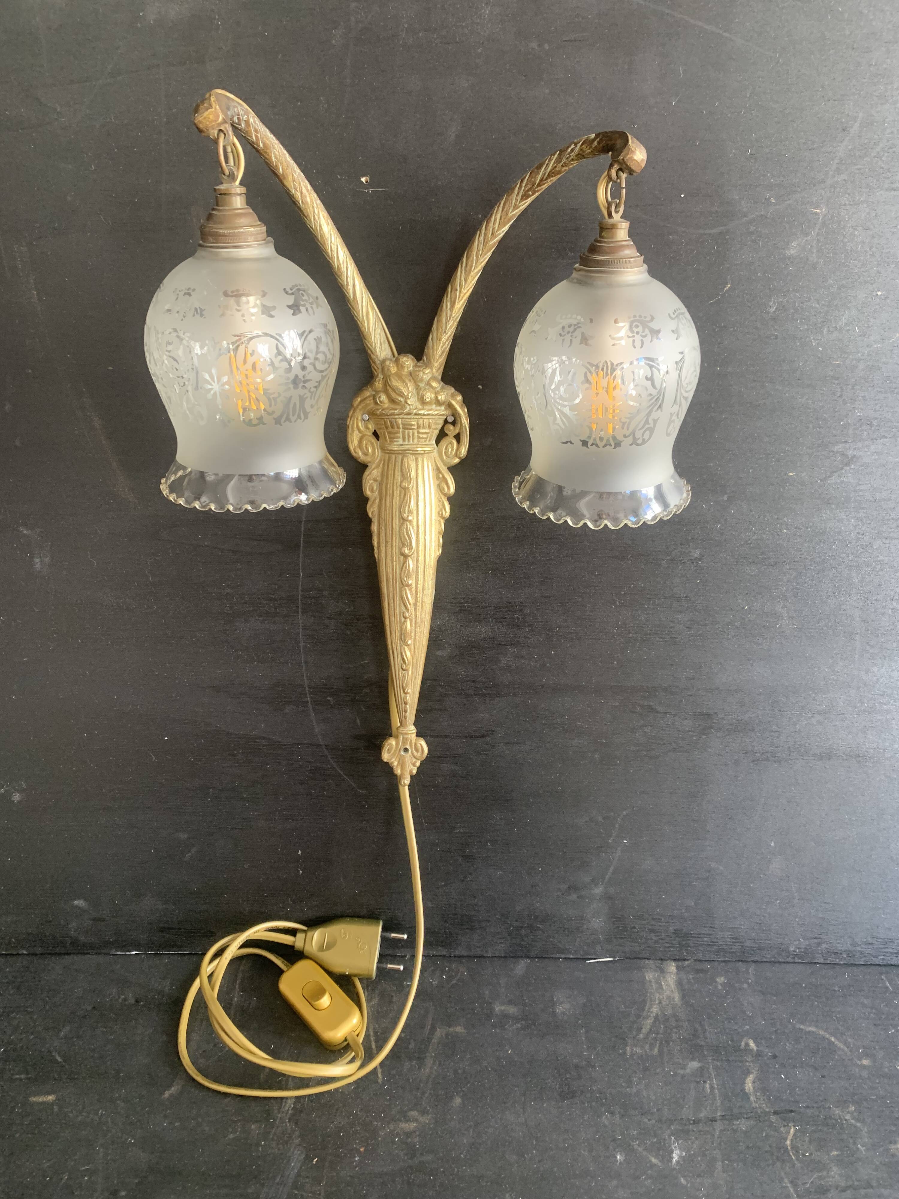 Art Deco double wall light in brass and glass tulips 1930