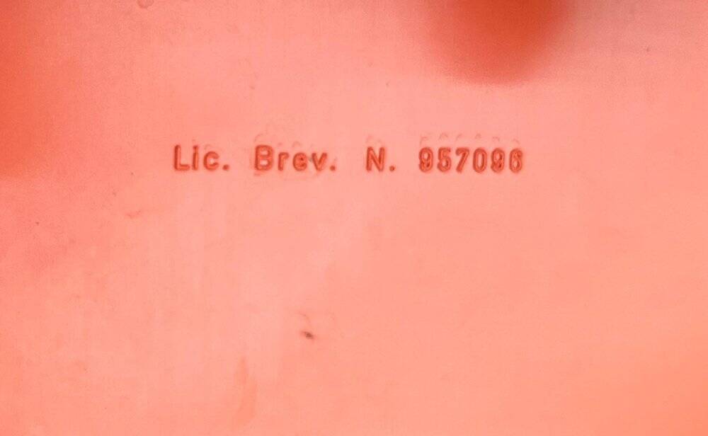 Dessert or space-age side table by Giovanni Pelis for Stile Neolt, 1960s.