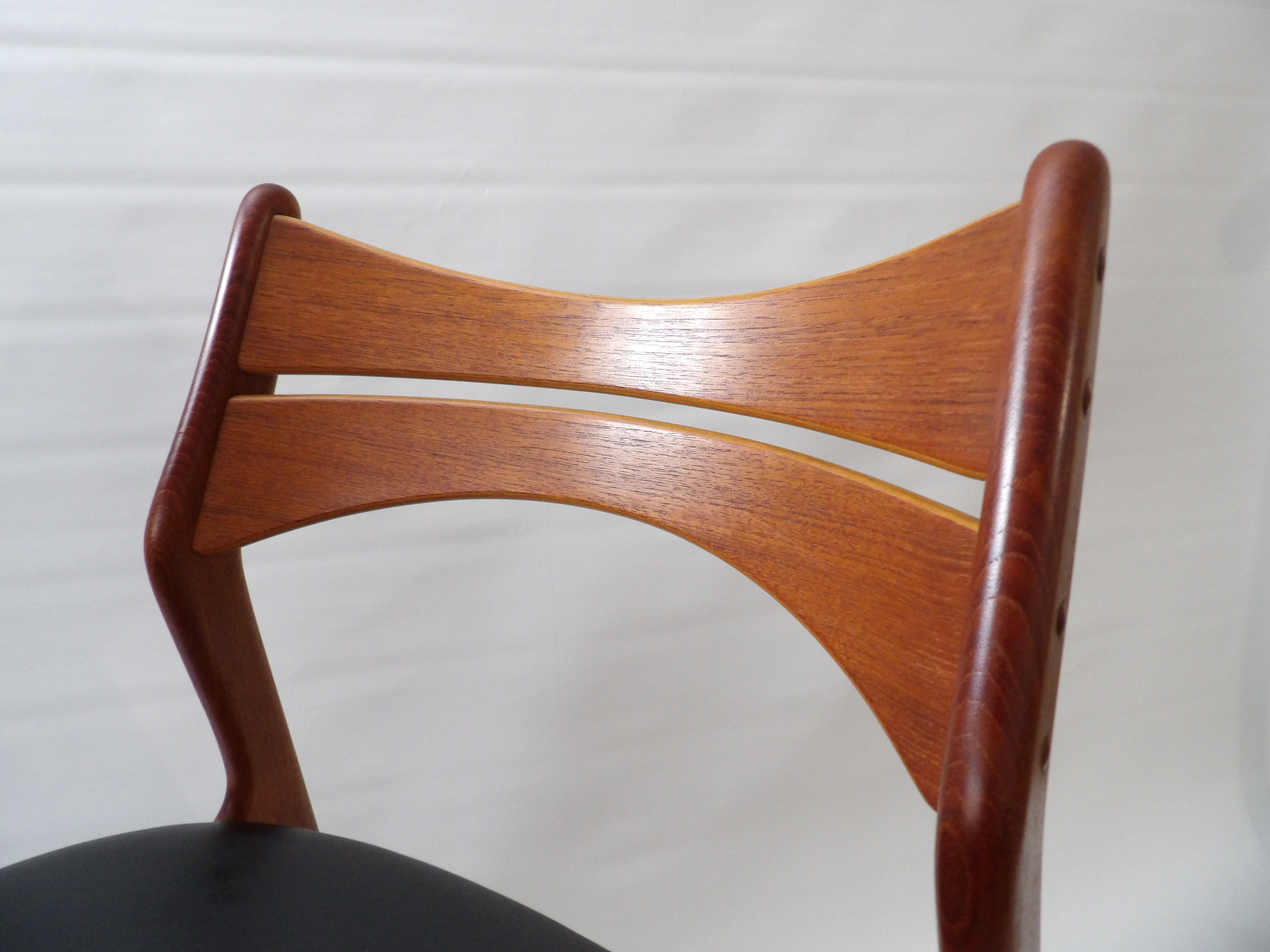 Un lot de deux chaises danoises modele 310 d'Erik Buck, 1960