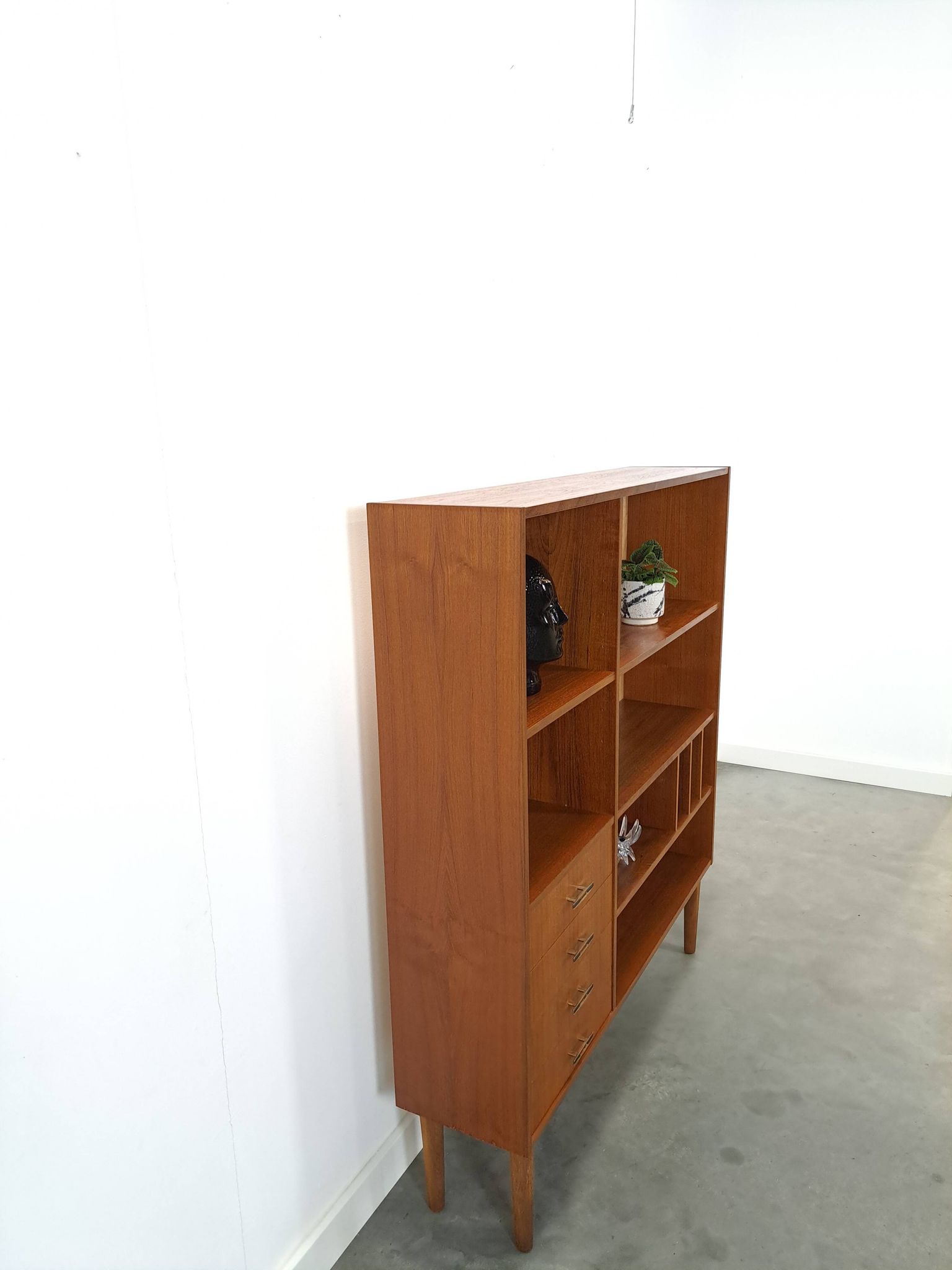 Deens teak vakkenkast met lades en hoge poten, vintage wandkast