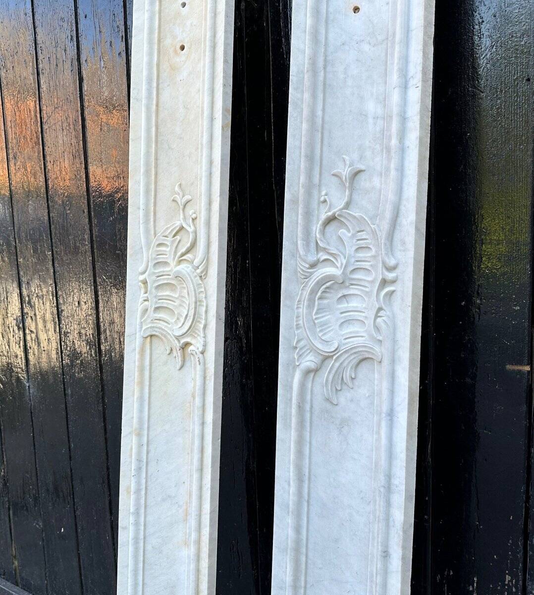 Pair of Louis XV pilasters in Carrara marble, 18th century