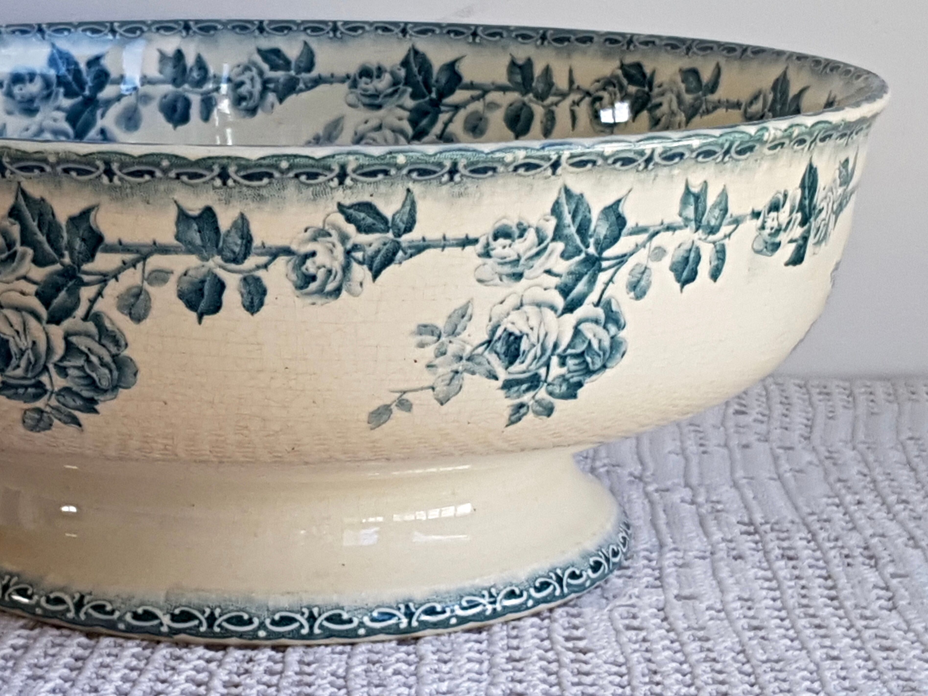 Choisy le Roi Boulenger et Cie Terre de Fer old bowl with floral décor
