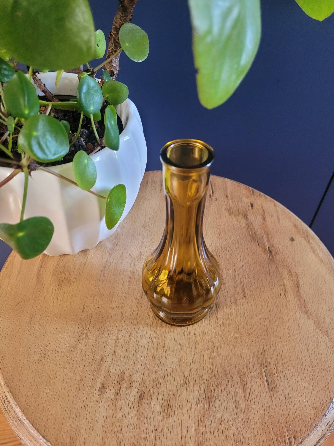 Small amber soliflore vase