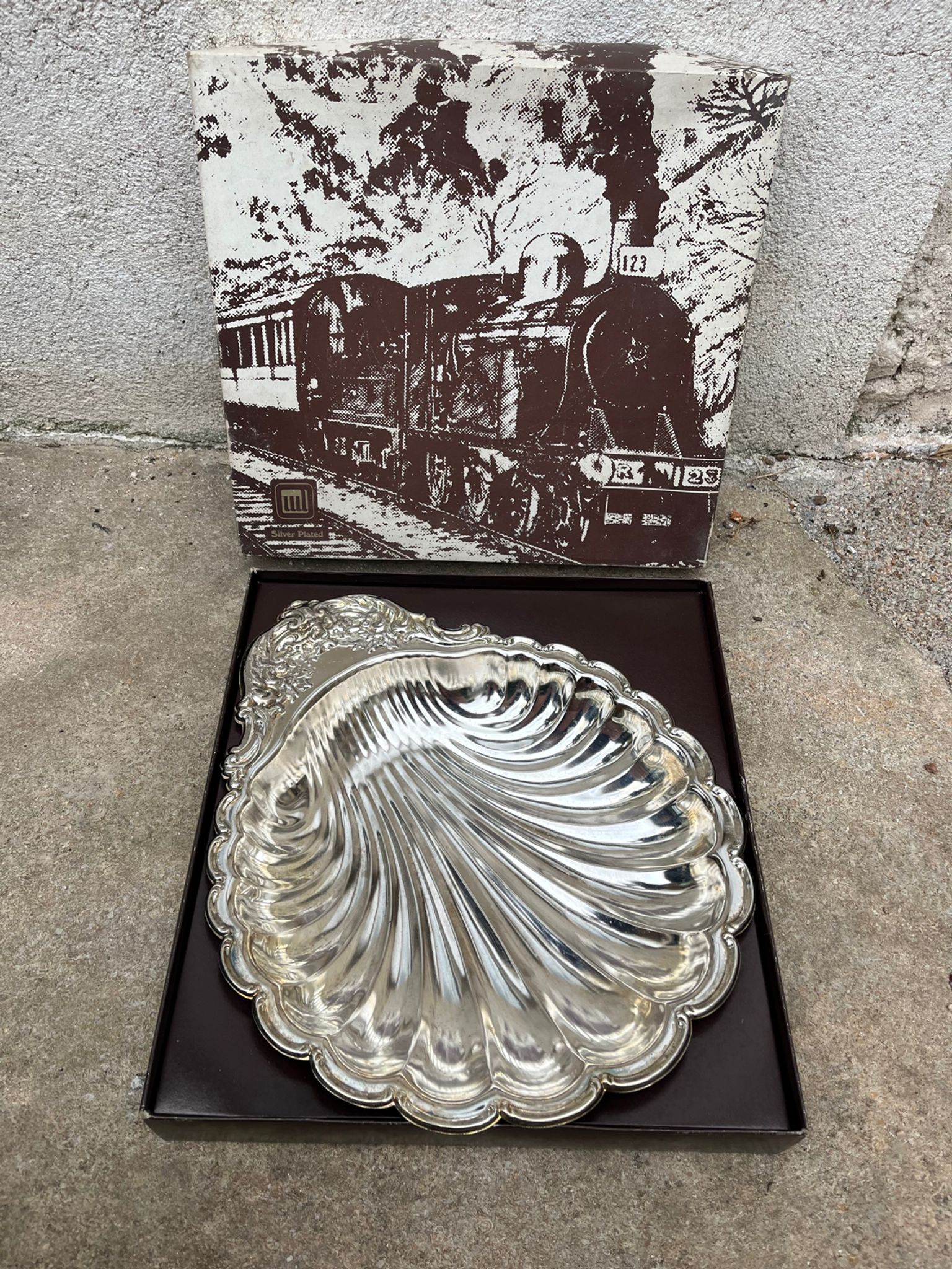 Silver shell dish